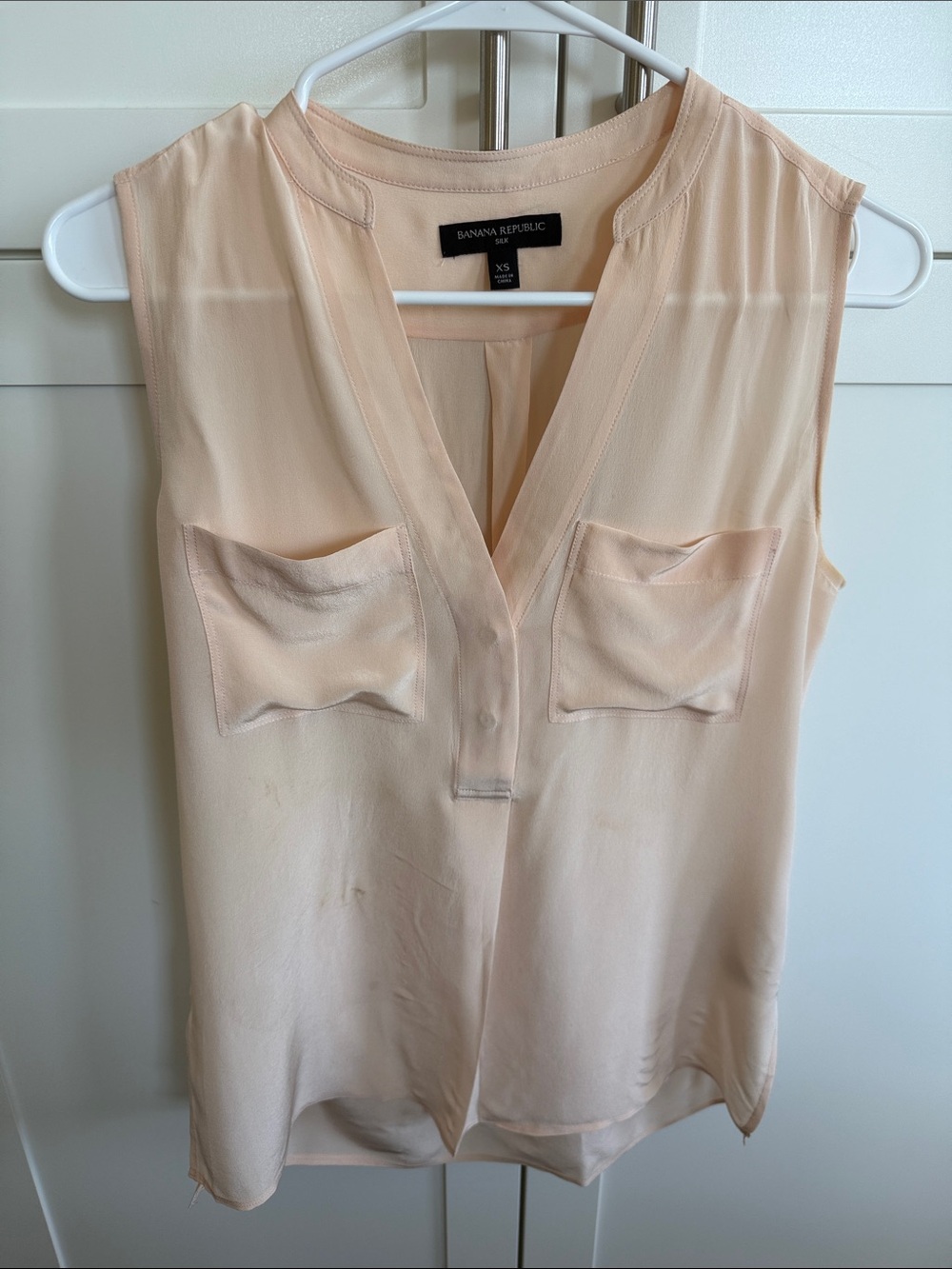 Banana Republic Silk Sleeveless V-Neck Blouse in Pale Peach Extra Small XS